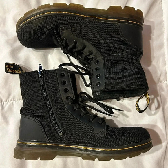 Dr Martens JUNIOR COMBS EXTRA TOUGH POLY CASUAL BOOTS size 4 - Picture 1 of 9